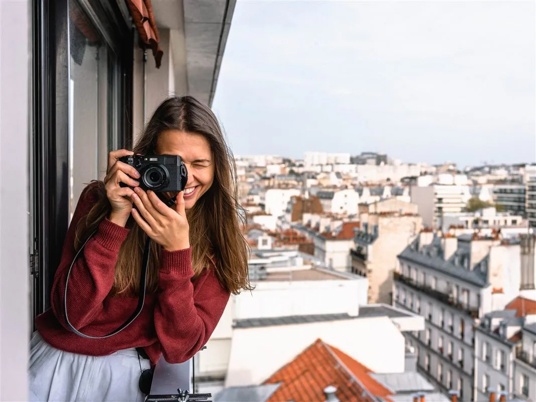 Creadora de contenido fotografiando desde una terraza
